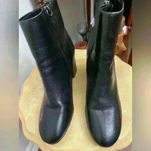 Altar’s state black boots-worn once